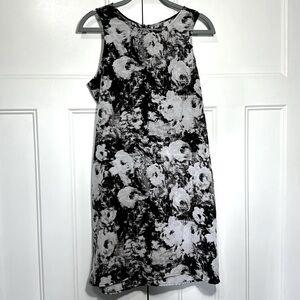 Gap sleeveless shift dress
* Black, white grey floral pattern